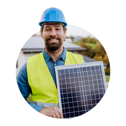 un homme avec un casque tenant un panneau solaire