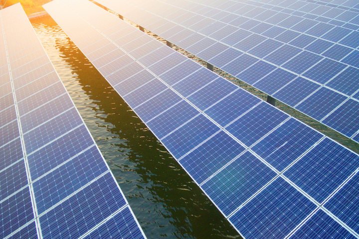 Panneaux photovoltaïques construits sur l'eau