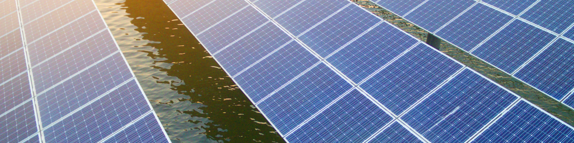 Panneaux photovoltaïques construits sur l'eau